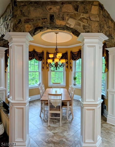 Breakfast room w natural stone