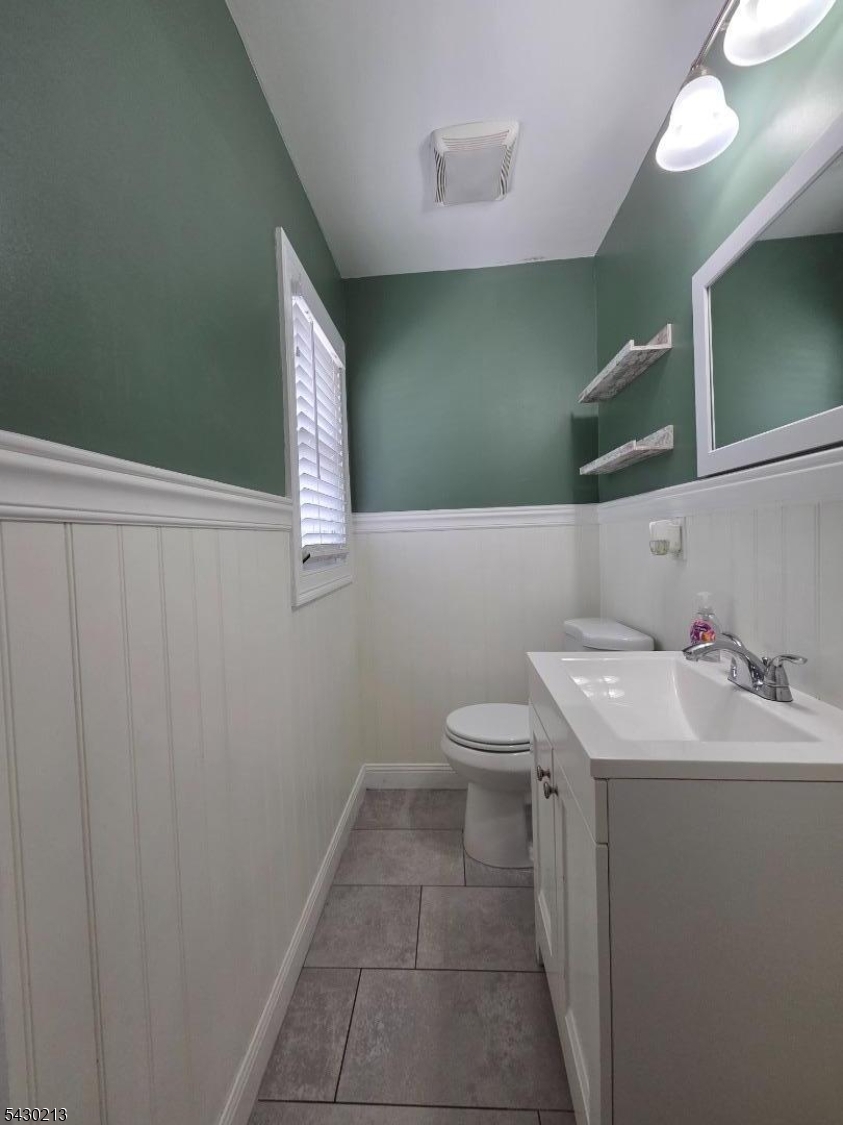 1st floor 1/2 bath