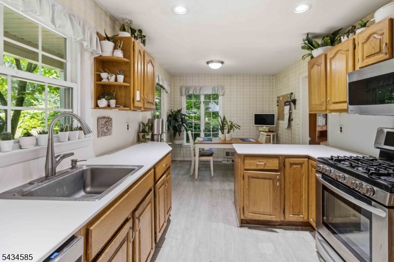 Eat-in kitchen