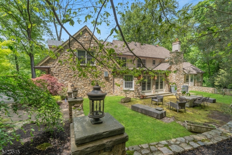 Charming & Private Patio
