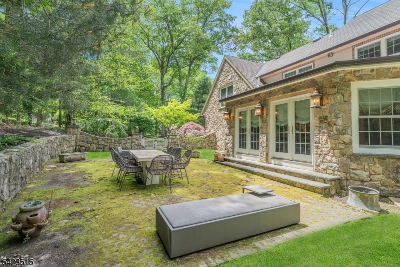 True Country Garden Ambiance