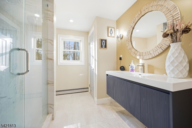 Full bathroom floating vanity