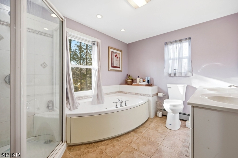 Primary bathroom w/jetted tub