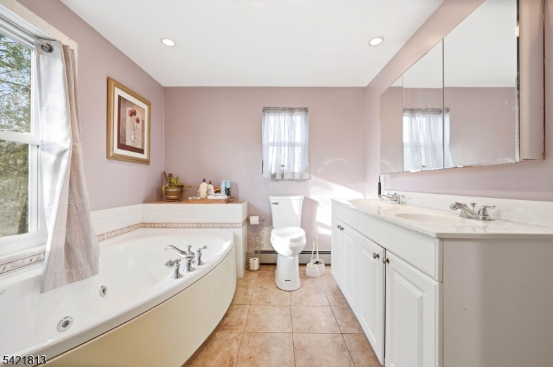 Primary bathroom w/jetted tub