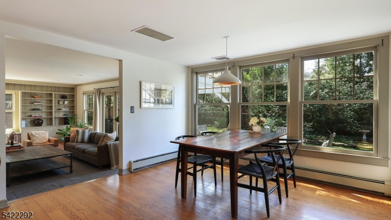 breakfast room