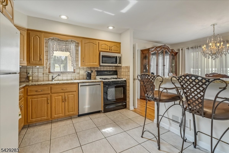 Kitchen and breakfast bar