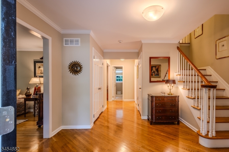 6 Burlington Ln