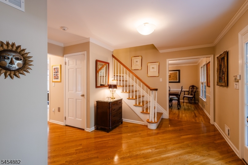 6 Burlington Ln