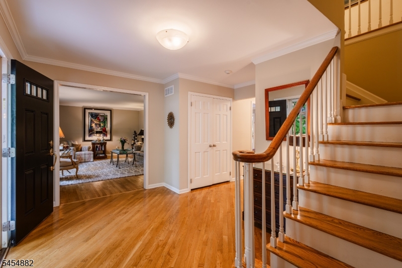 6 Burlington Ln
