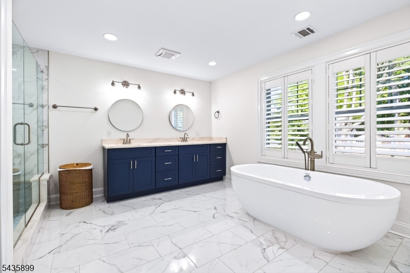 Primary Bath w/ Soaking Tub