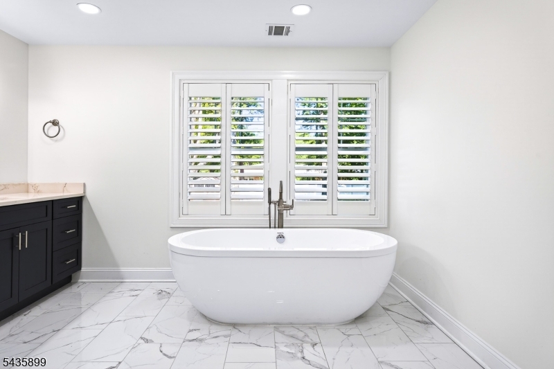 Primary Bath w/ Soaking Tub