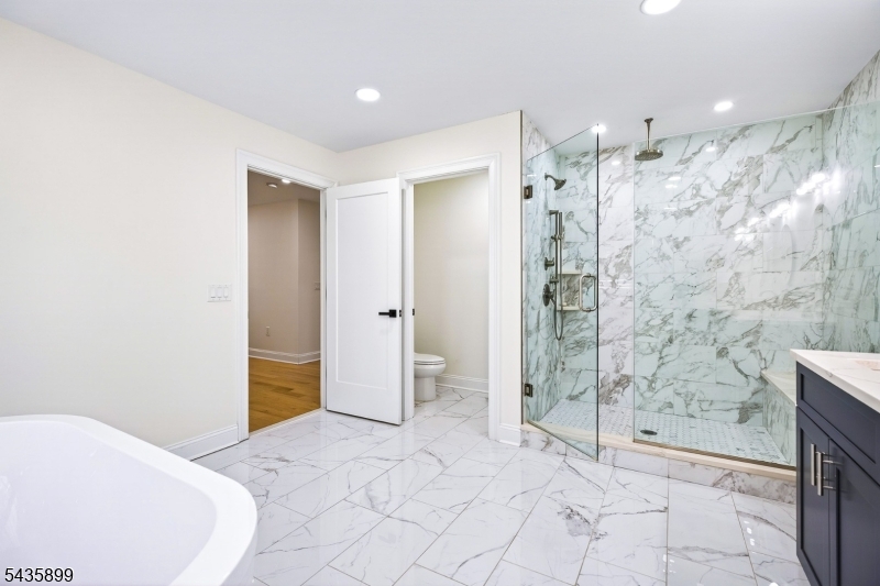 Primary Bath w/ Soaking Tub