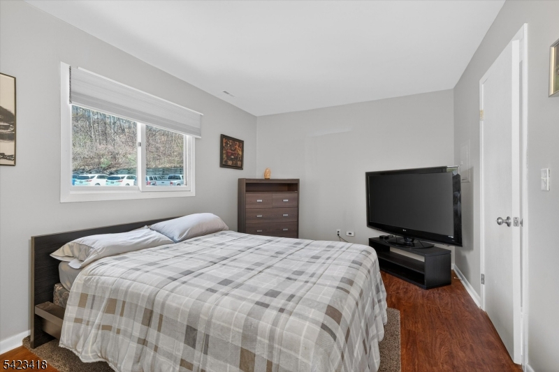 Bedroom #1 - Alt View