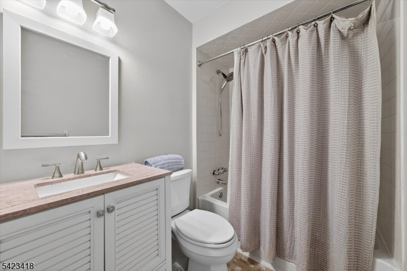 Main Bath w/Tub/Shower