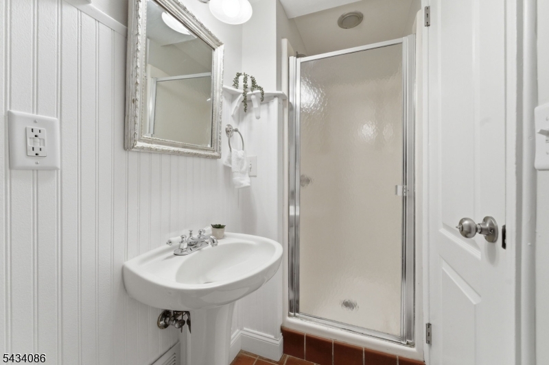 GROUND LEVEL FULL BATH