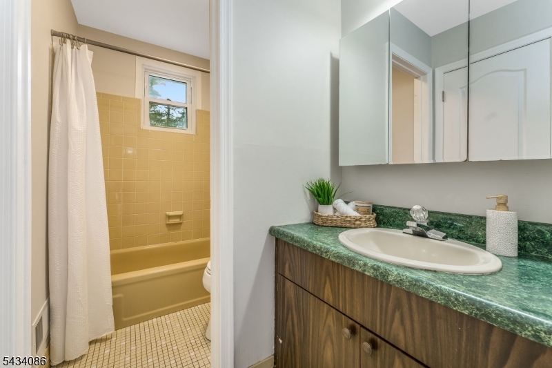 FULL BATHROOM ON SECOND LEVEL