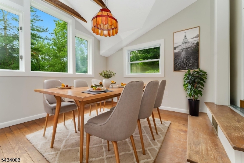 STAGED BREAKFAST ROOM