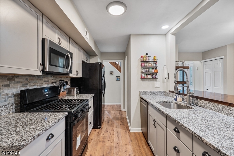 40 Roxbury Ct A
