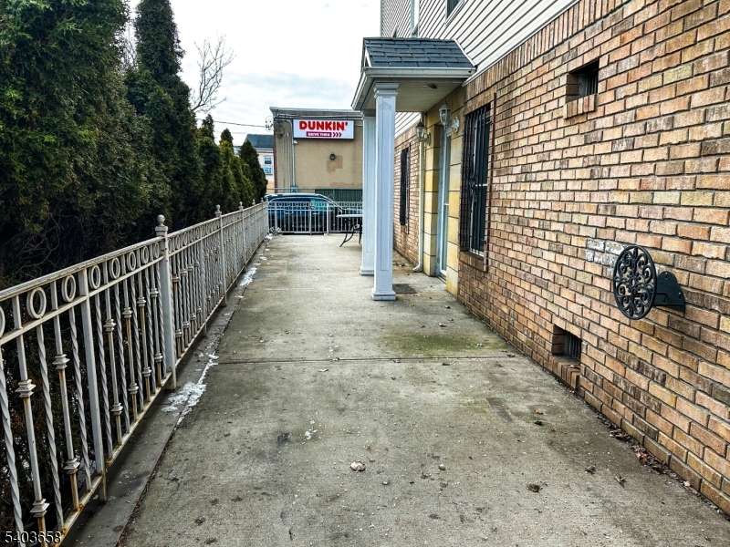 Entrance & shared terrace