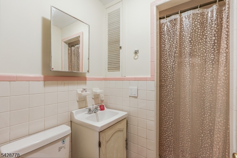 2nd upstairs bath