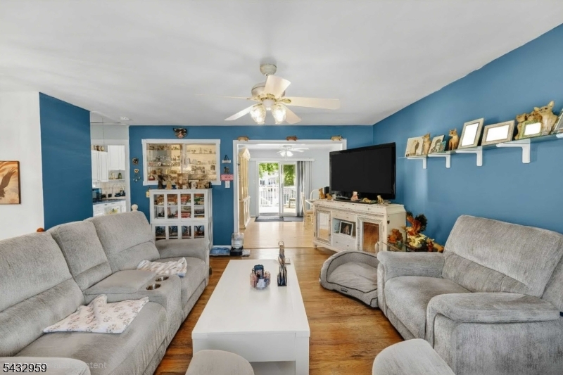 245 4th St