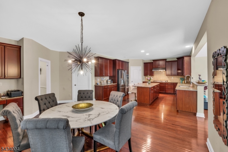 Chef's Kitchen & Island