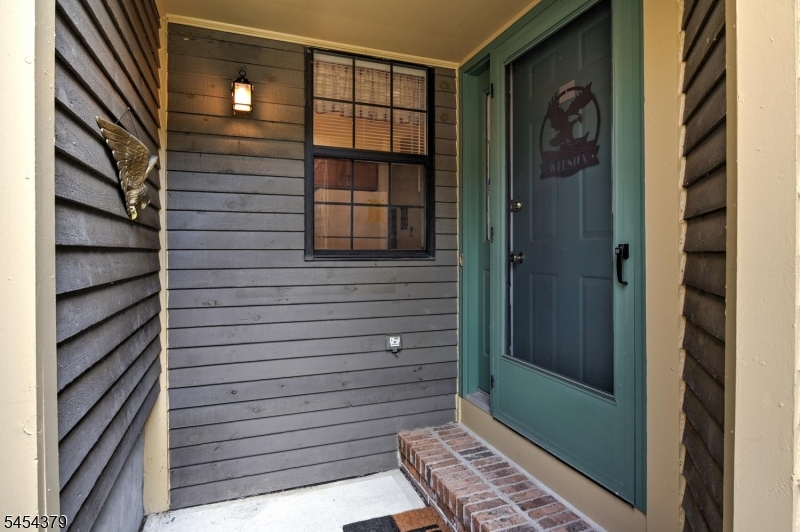20 Quincy Ln E