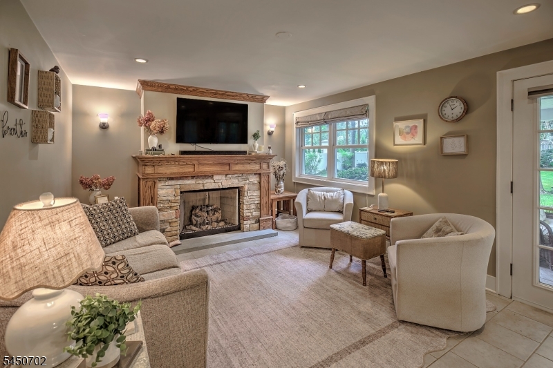 43 Sandra Ln