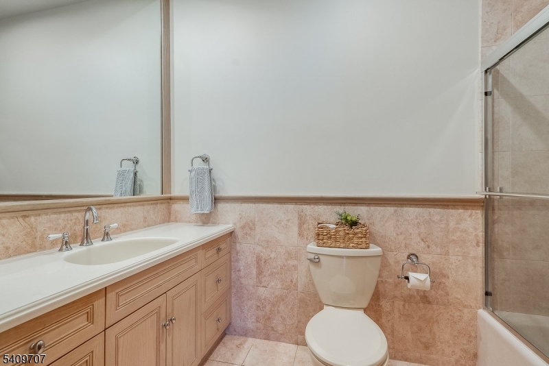 Full hall bath