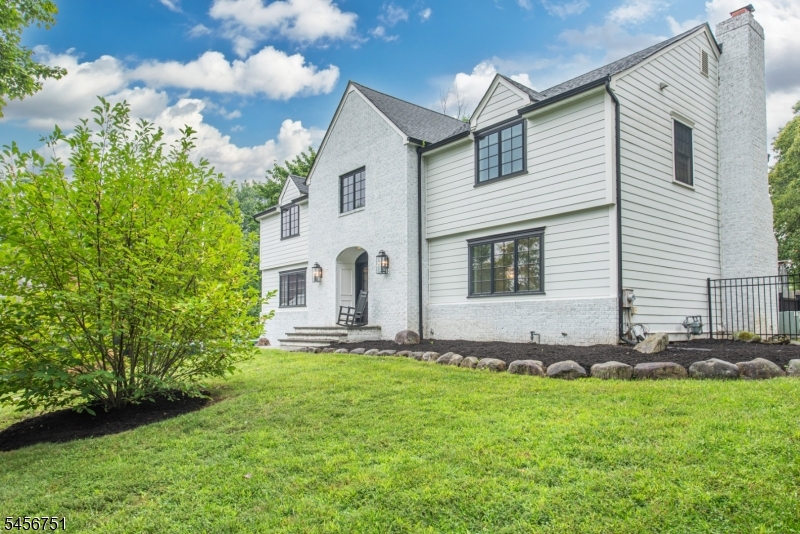 6 Lauri Dr
