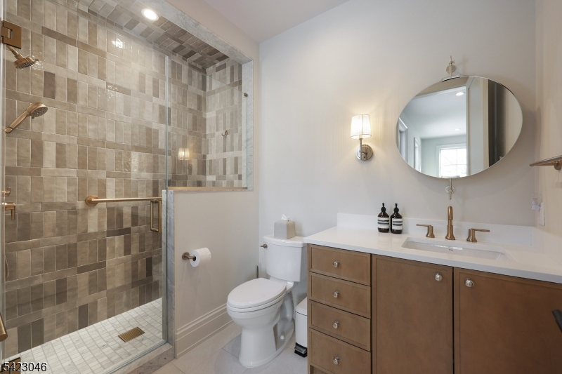 1st floor en suite bath