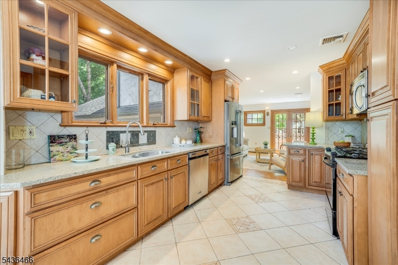Kitchen 3 of 5