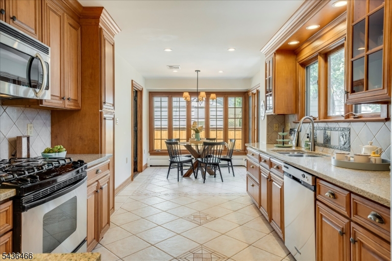 Kitchen 4 of 5