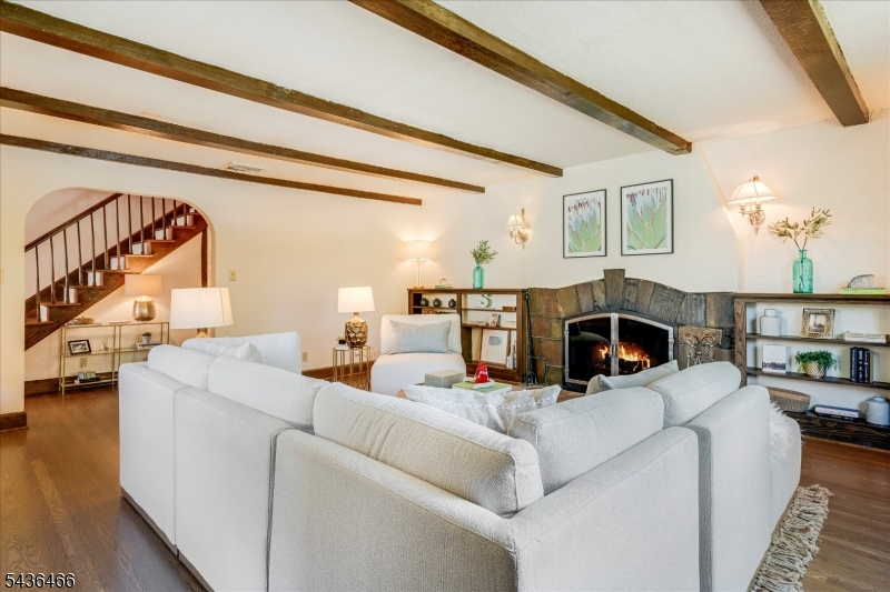 Living Room 4 of 7