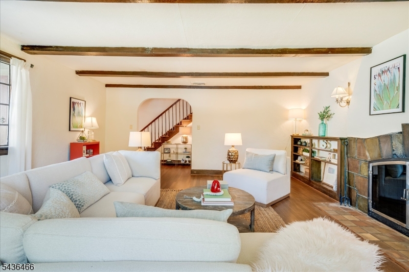 Living Room 5 of 7