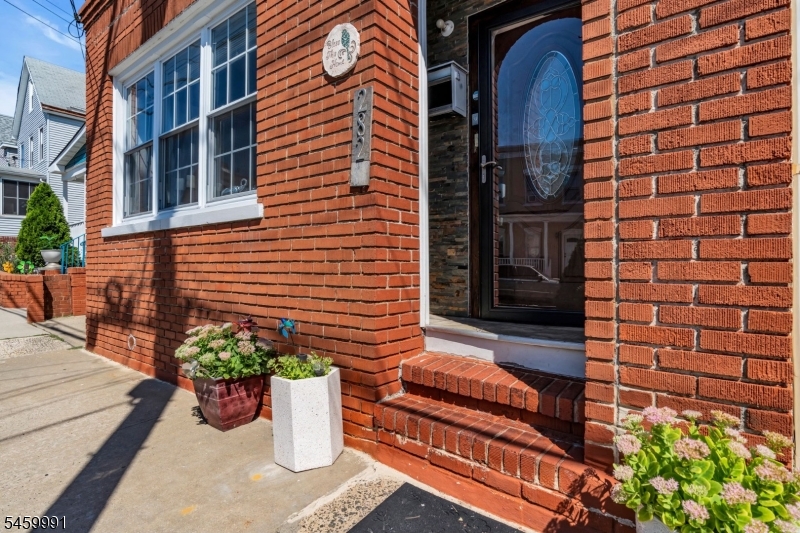 282 Alpine St