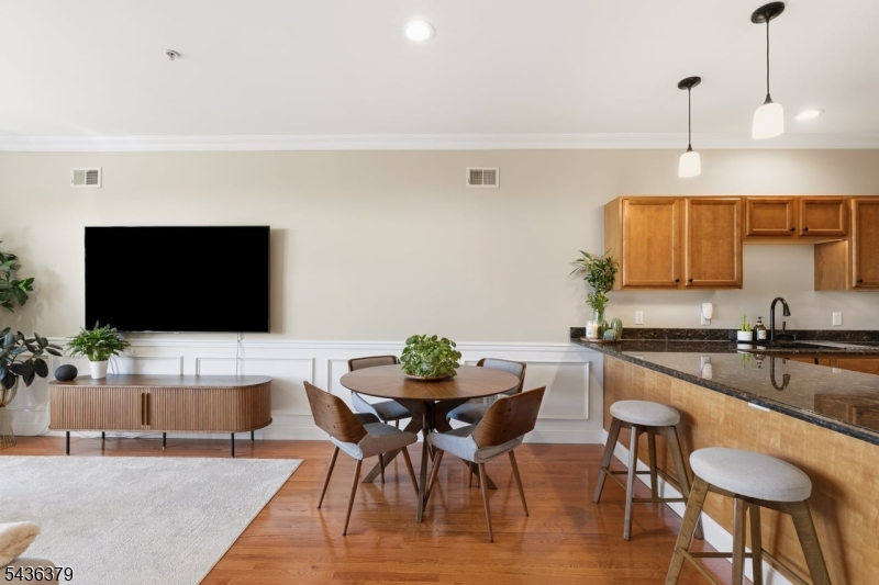 Dinning Area/ Breakfast Bar