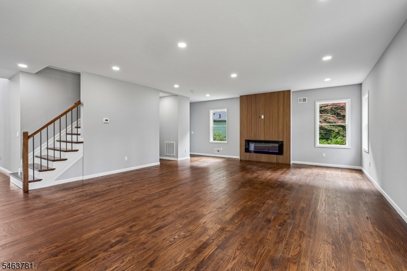 8 Chamberlain Ln