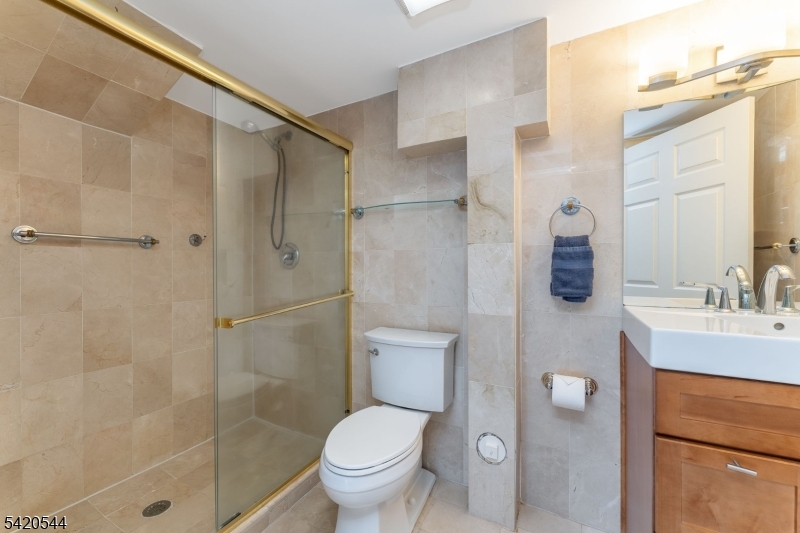 Basement: Full Bathroom