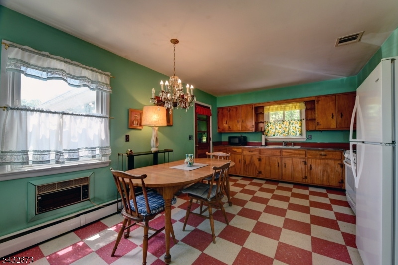 EAT IN KITCHEN