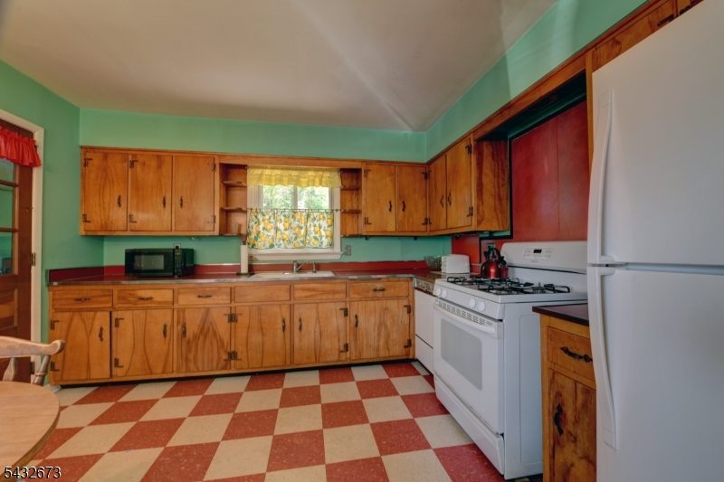 EAT IN KITCHEN