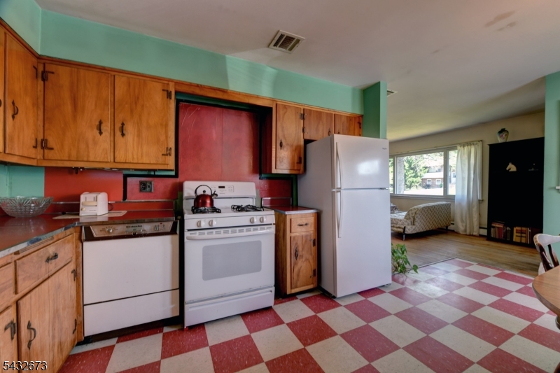 EAT IN KITCHEN
