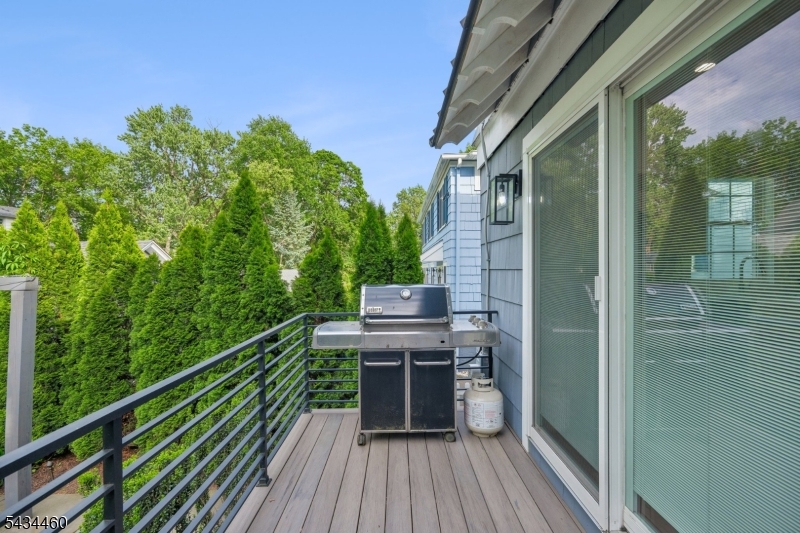 No maintenace deck off kitchen