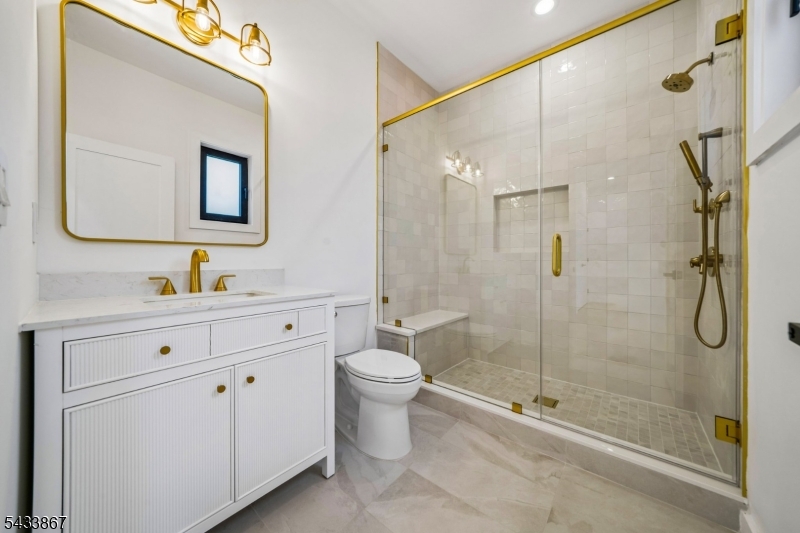Beautiful Full Bath