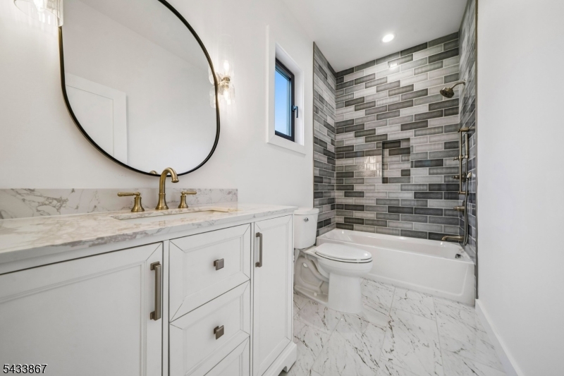 Beautiful Full Bath