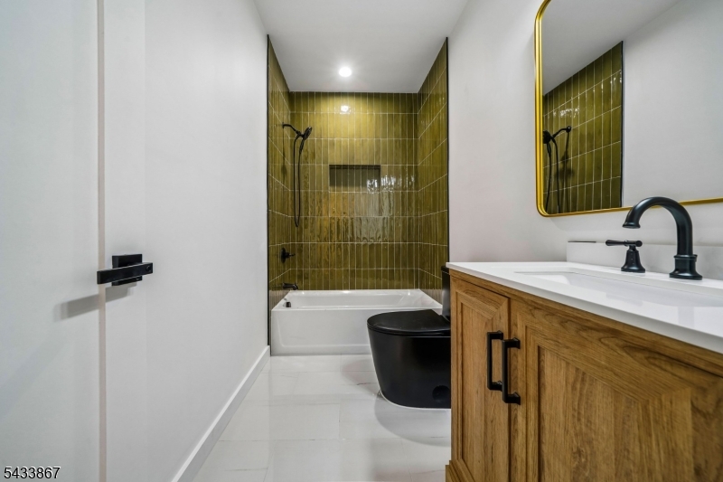 Beautiful Full Bath