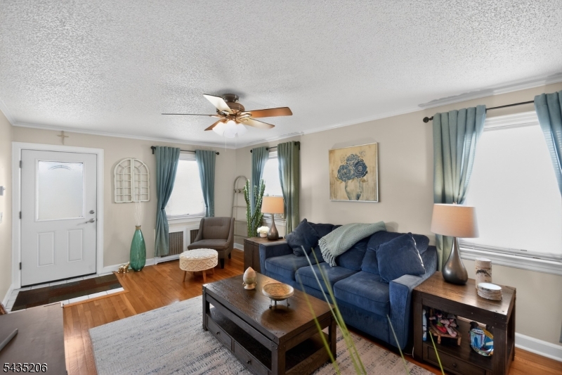 Living room 4