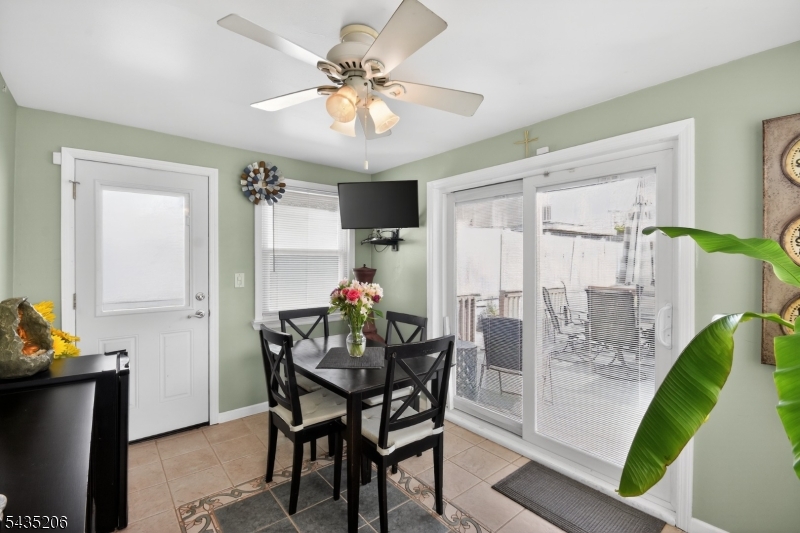 Breakfast nook -2
