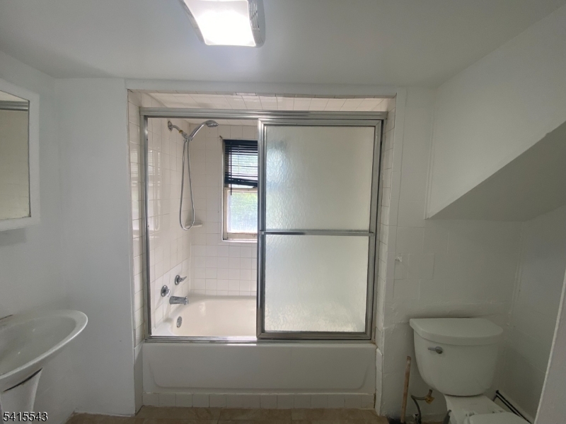BATHROOM 2ND FLOOR