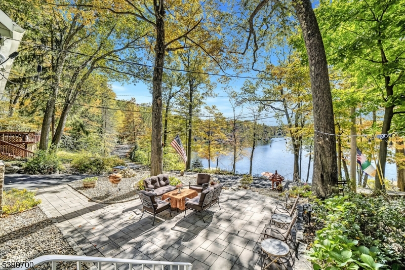 AMAZING LAKE VIEWS!